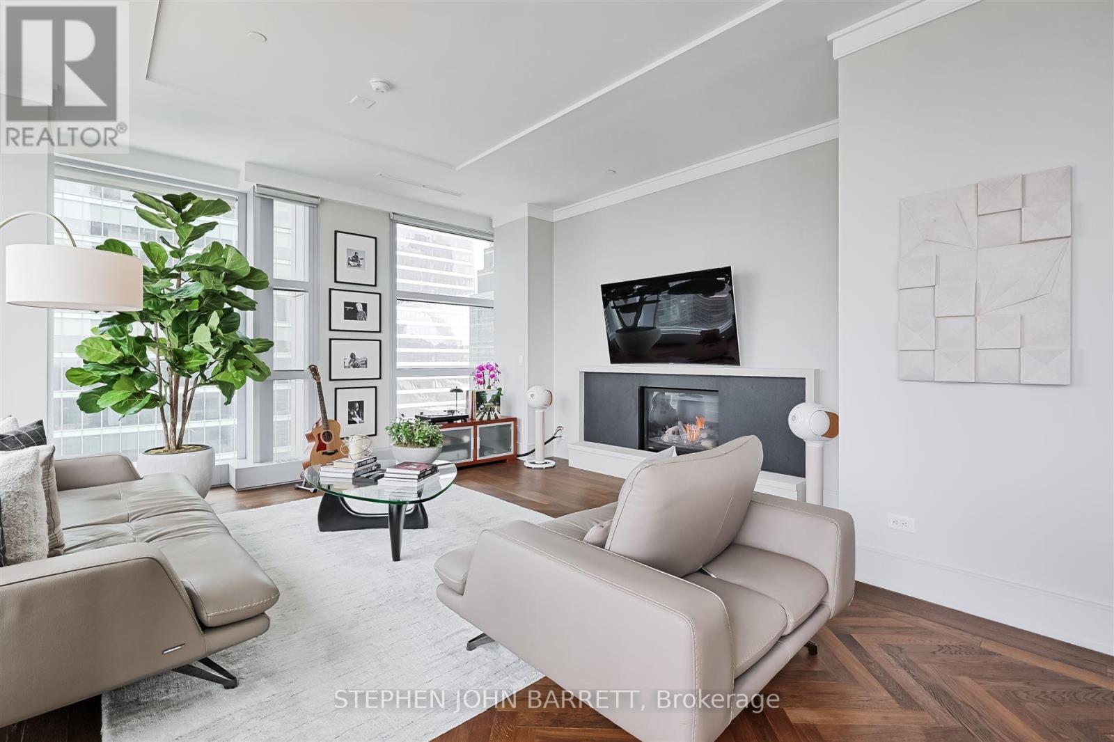 3303 - 183 Wellington Street W, Toronto, Ontario  M5V 0A1 - Photo 4 - C12522020