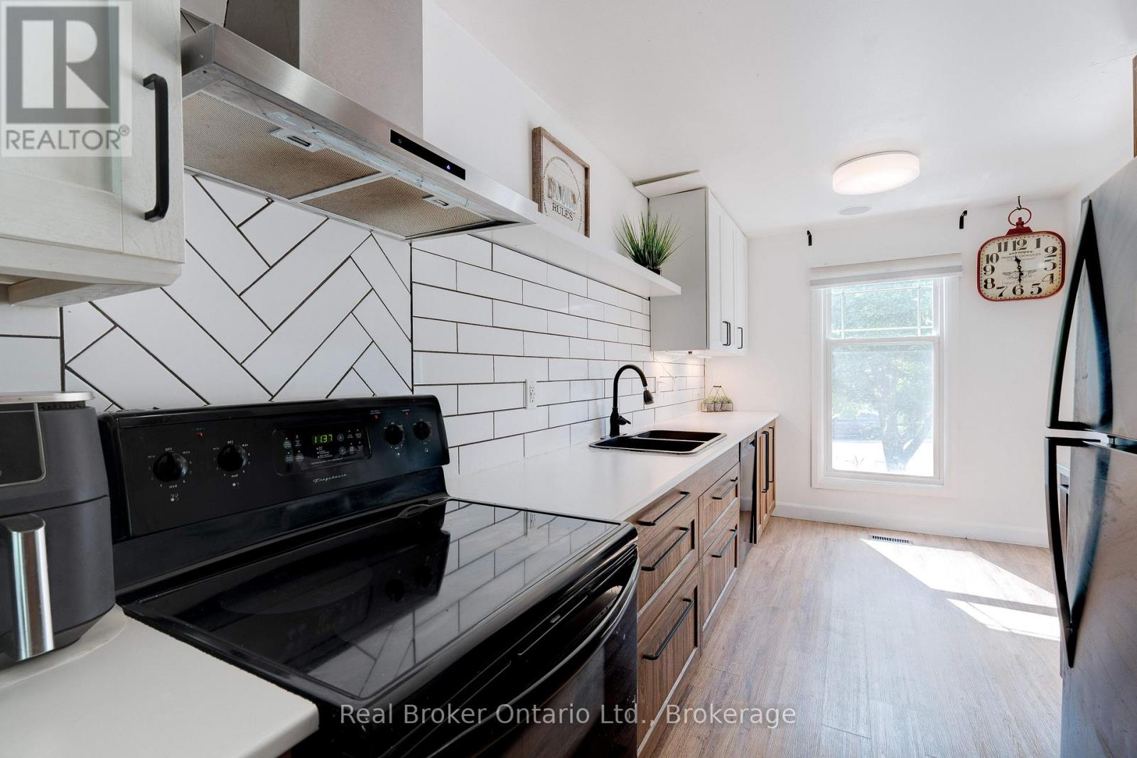 2261 Leominster Drive, Burlington, Ontario  L7P 3W8 - Photo 6 - W12522202