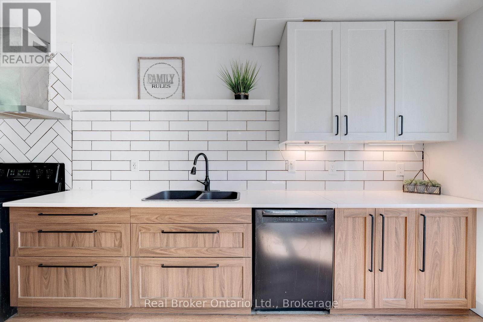 2261 Leominster Drive, Burlington, Ontario  L7P 3W8 - Photo 7 - W12522202