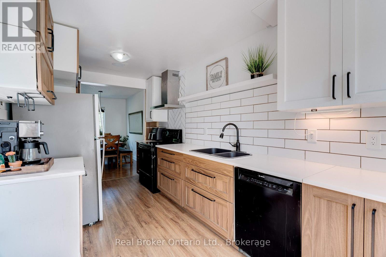 2261 Leominster Drive, Burlington, Ontario  L7P 3W8 - Photo 8 - W12522202