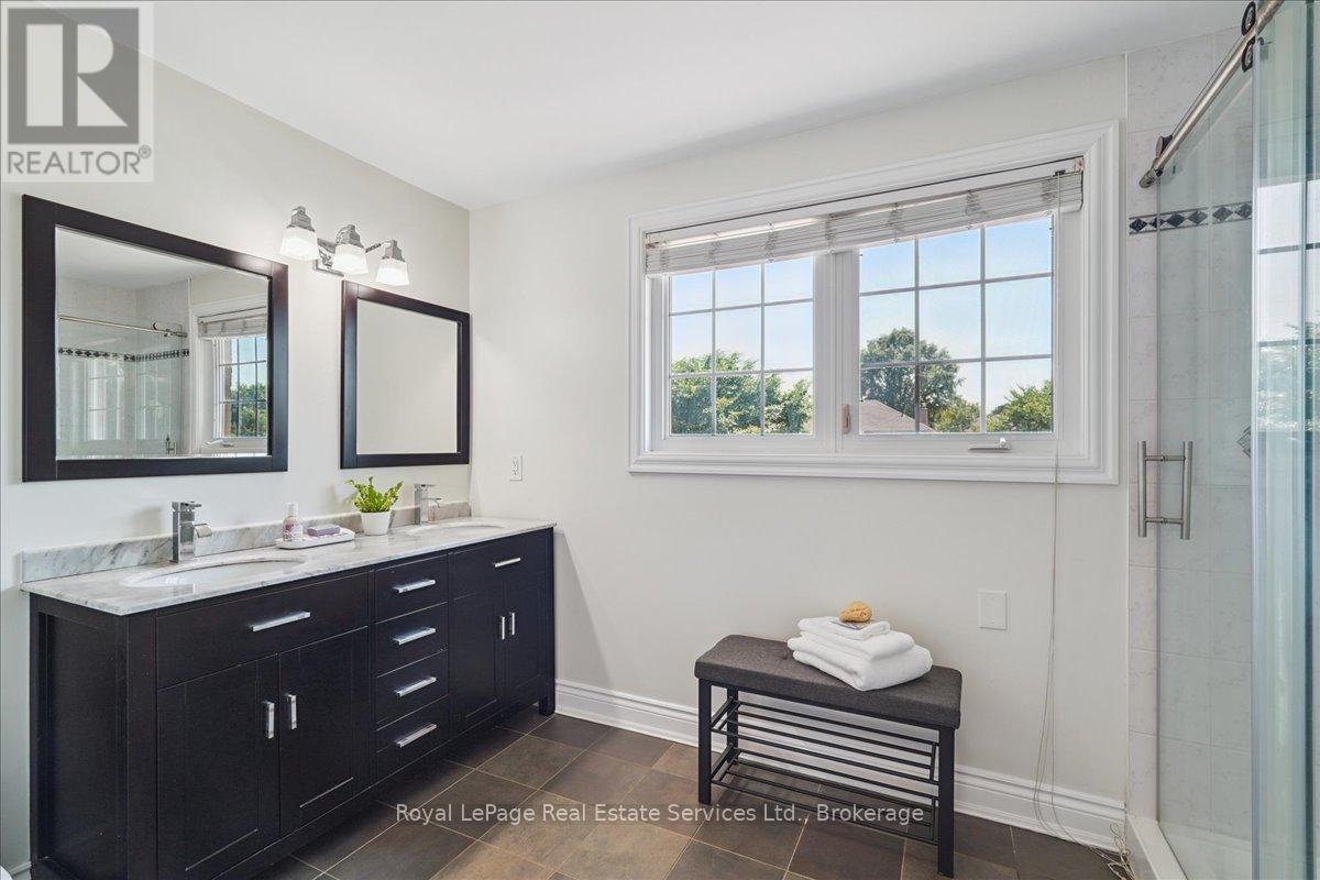 471 Deerhurst Drive, Burlington, Ontario L7L 5T4 - Photo 22 - W12522296