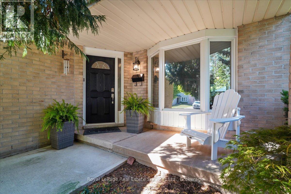 471 Deerhurst Drive, Burlington, Ontario L7L 5T4 - Photo 3 - W12522296