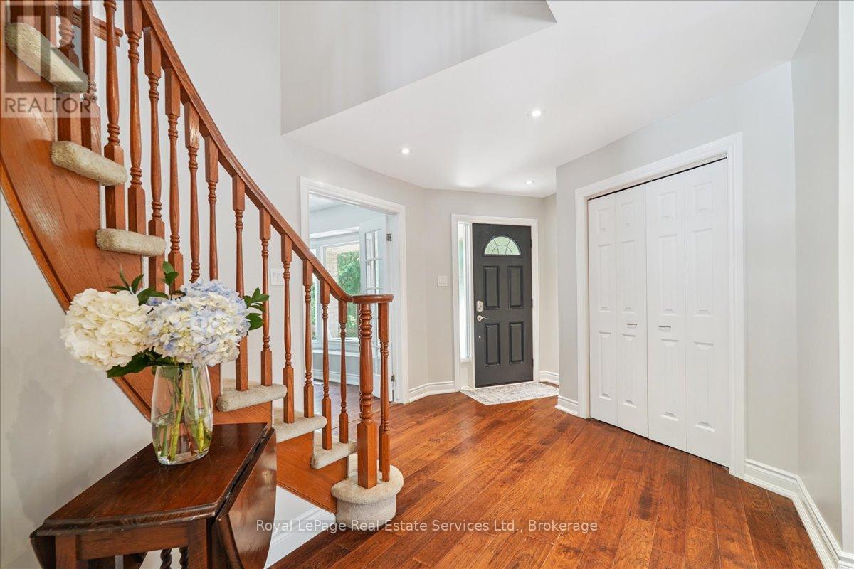 471 Deerhurst Drive, Burlington, Ontario L7L 5T4 - Photo 4 - W12522296