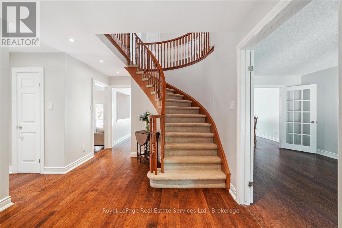 471 Deerhurst Drive, Burlington, Ontario L7L 5T4 - Photo 5 - W12522296