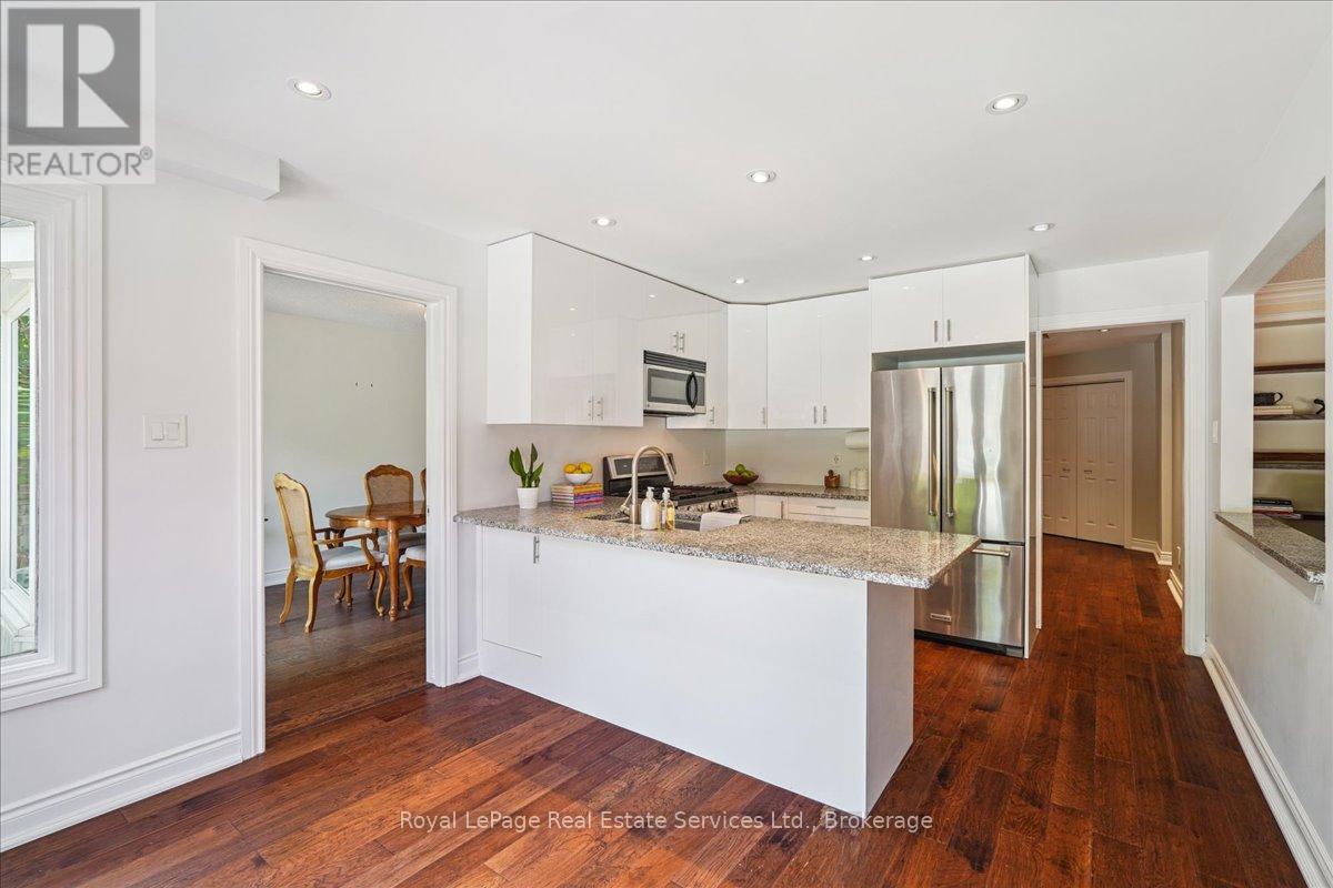 471 Deerhurst Drive, Burlington, Ontario L7L 5T4 - Photo 9 - W12522296