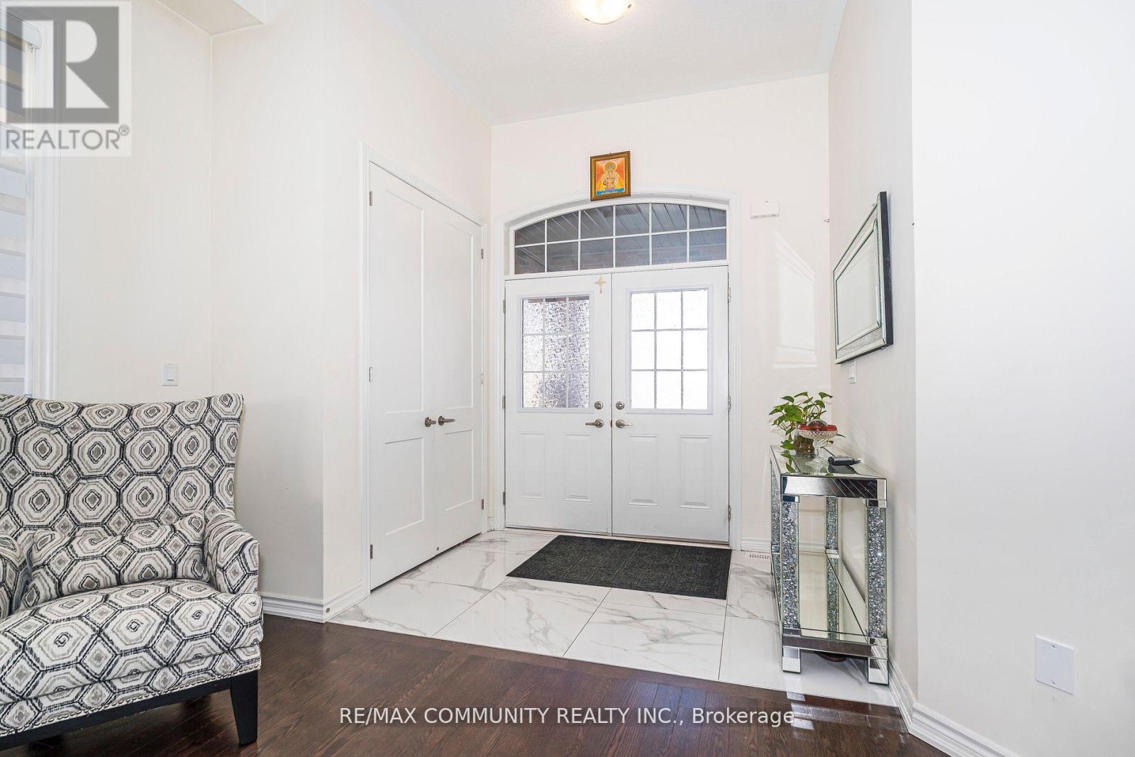 11 Northern Breeze Crescent, Whitby, Ontario  L1R 0P4 - Photo 2 - E12522198