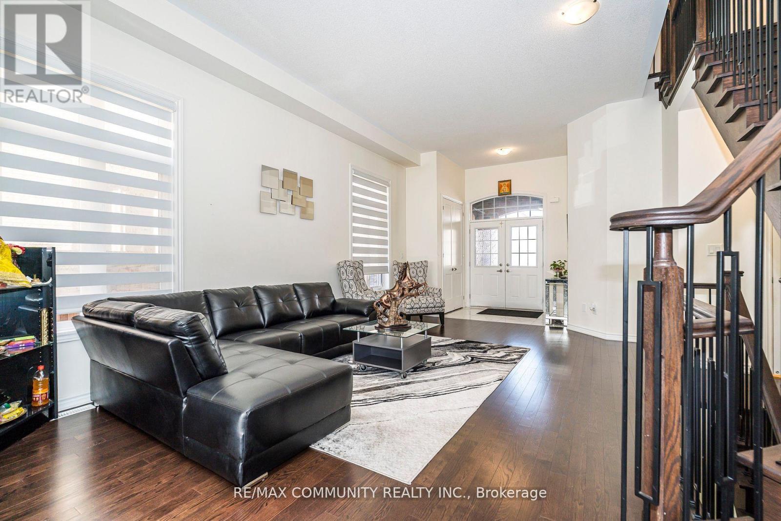 11 Northern Breeze Crescent, Whitby, Ontario  L1R 0P4 - Photo 3 - E12522198