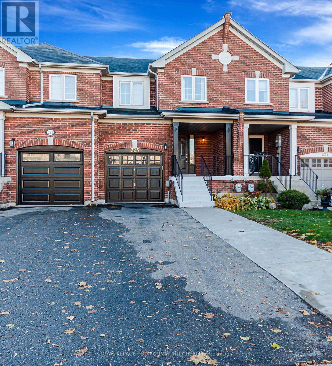 225 Banbrooke Crescent, Newmarket, Ontario  L3X 2W7 - Photo 2 - N12522146