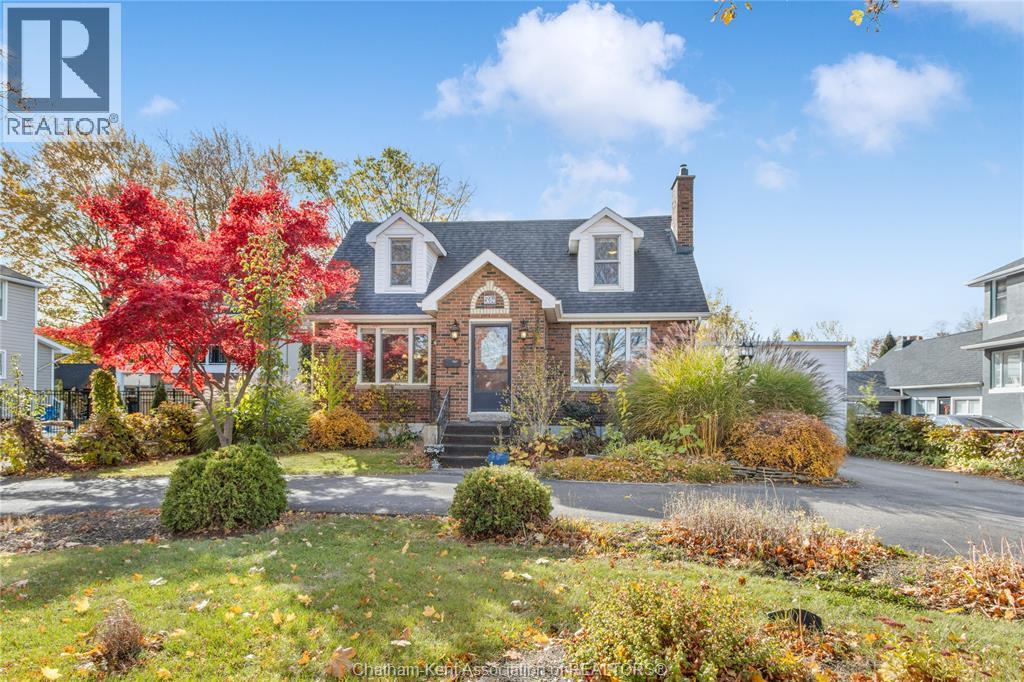 MLS# 25028129: 524 LACROIX STREET, Chatham, Canada