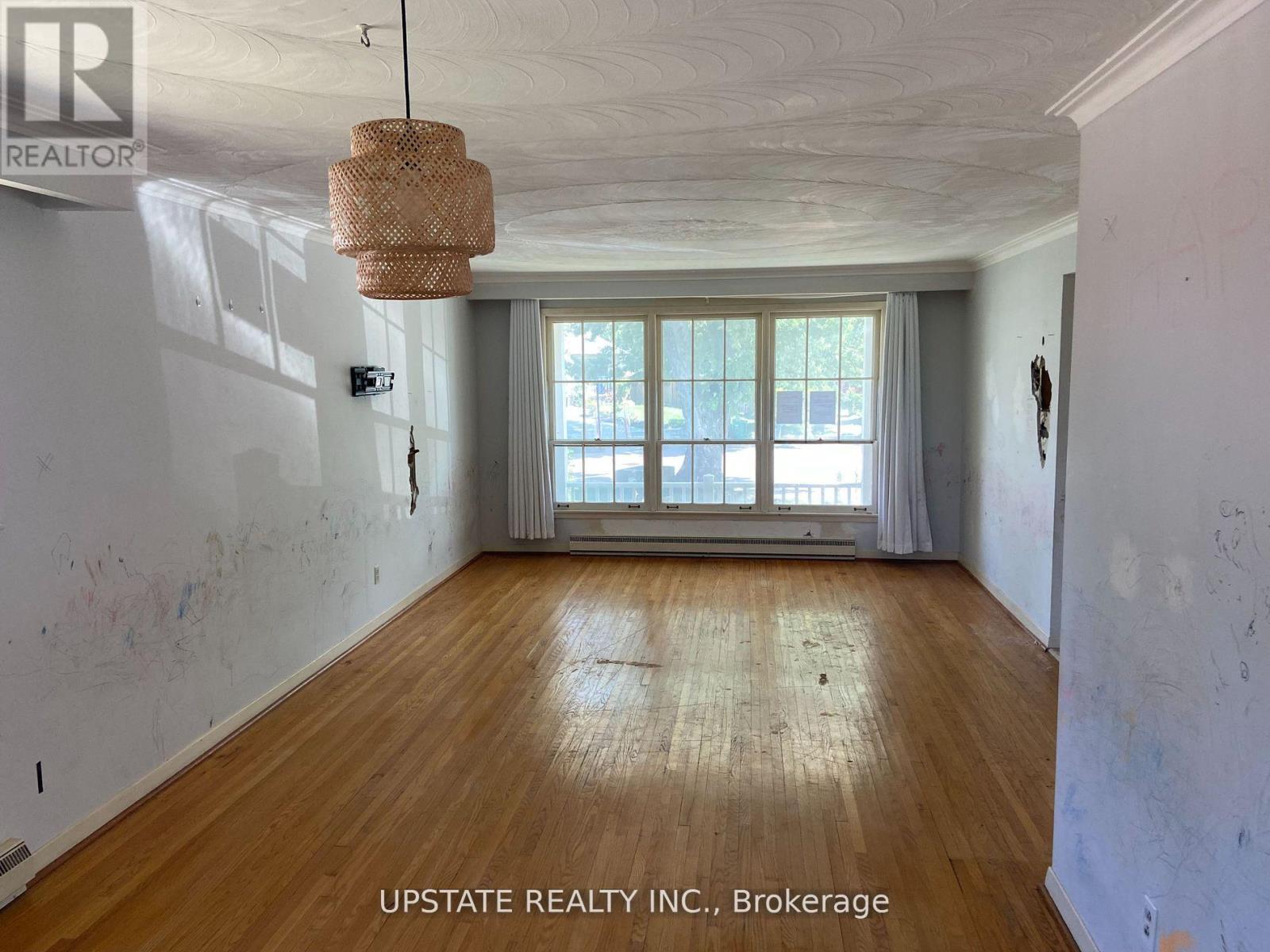 2252 Kilgorie Court, Mississauga, Ontario  L4Y 1X5 - Photo 3 - W12521848