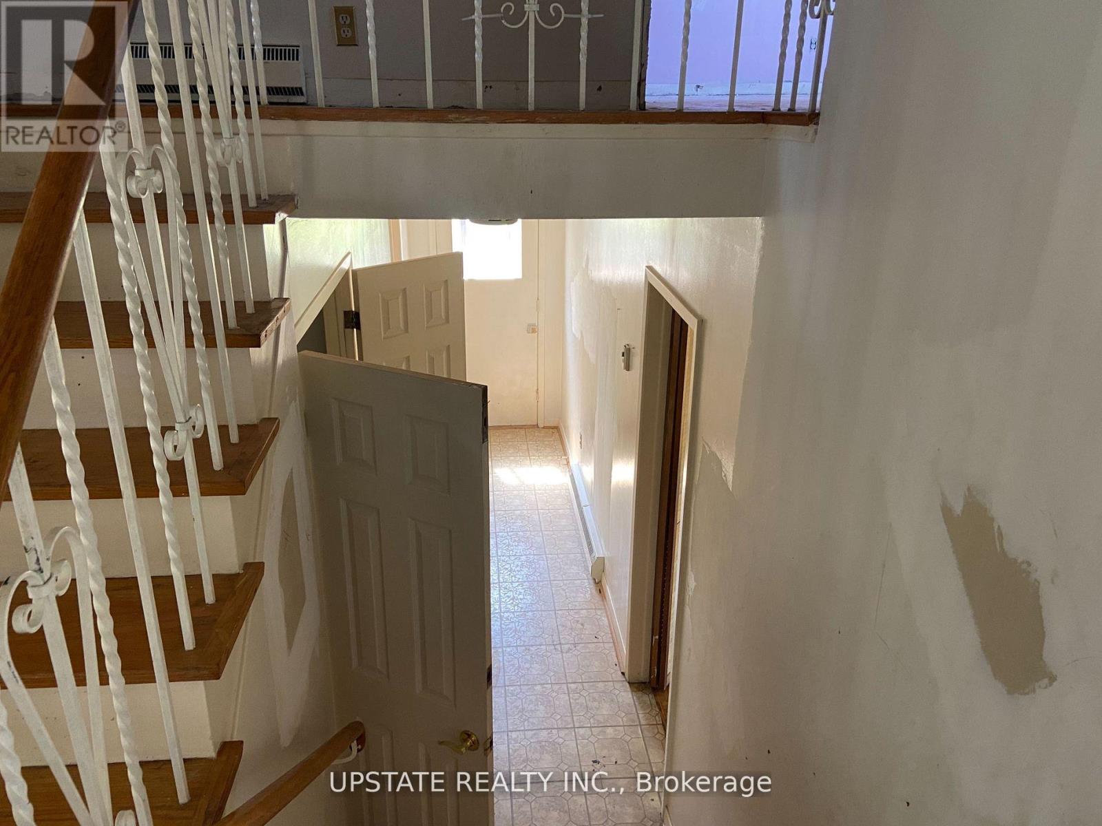 2252 Kilgorie Court, Mississauga, Ontario  L4Y 1X5 - Photo 5 - W12521848