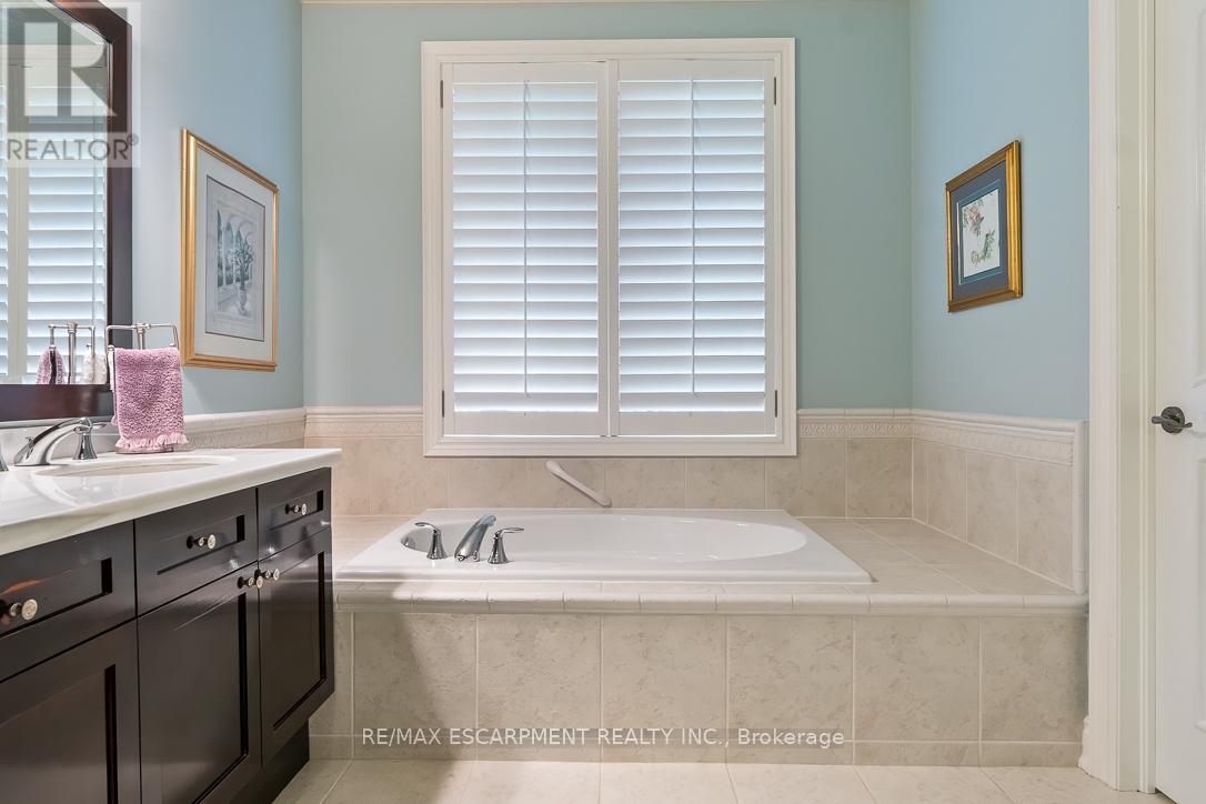 762 Hidden Grove Lane, Mississauga, Ontario  L5H 4L3 - Photo 23 - W12521896