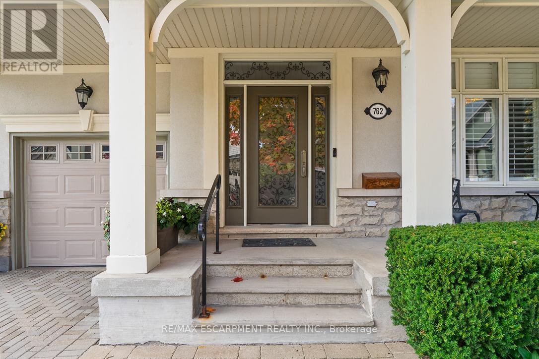 762 Hidden Grove Lane, Mississauga, Ontario  L5H 4L3 - Photo 3 - W12521896