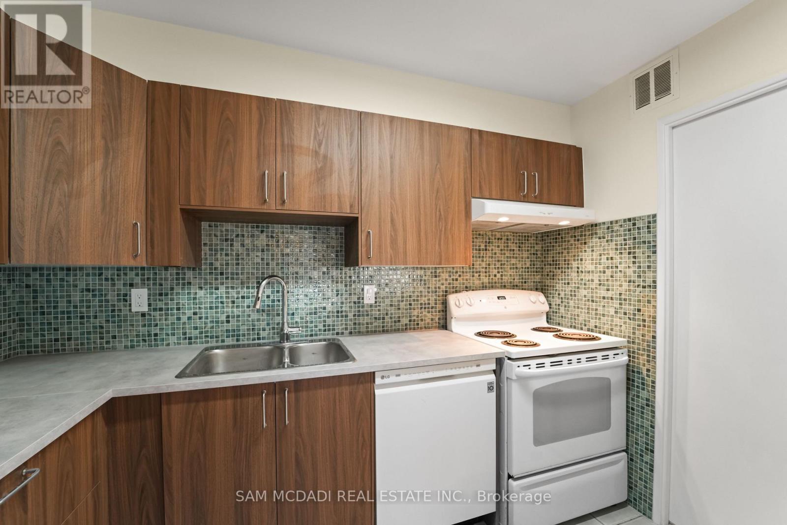 1706 - 50 Elm Drive E, Mississauga, Ontario  L5A 3X2 - Photo 6 - W12521920