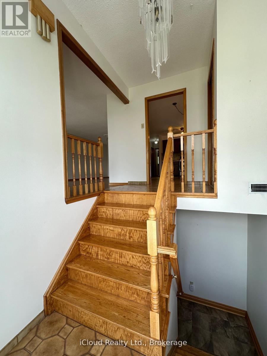 118 Antigua Road, Mississauga, Ontario  L5B 2T6 - Photo 6 - W12521988