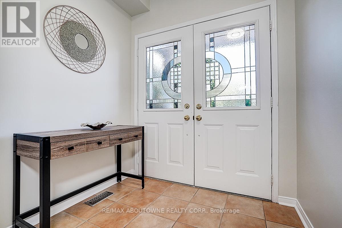 5575 Margarita Crescent, Mississauga, Ontario  L5M 6Z2 - Photo 3 - W12522044