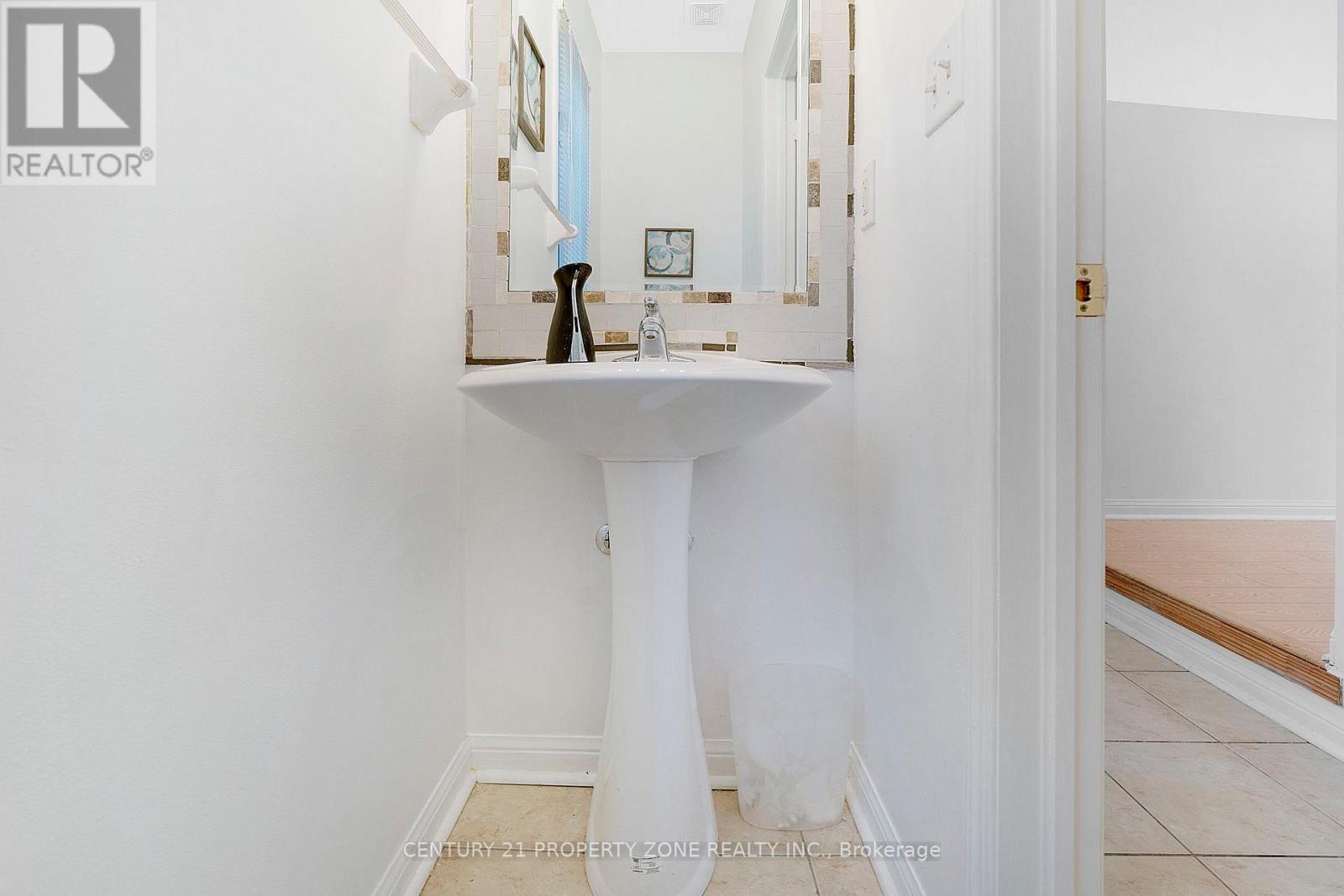 37 Clyde Road, Brampton, Ontario  L6X 0M6 - Photo 5 - W12522060