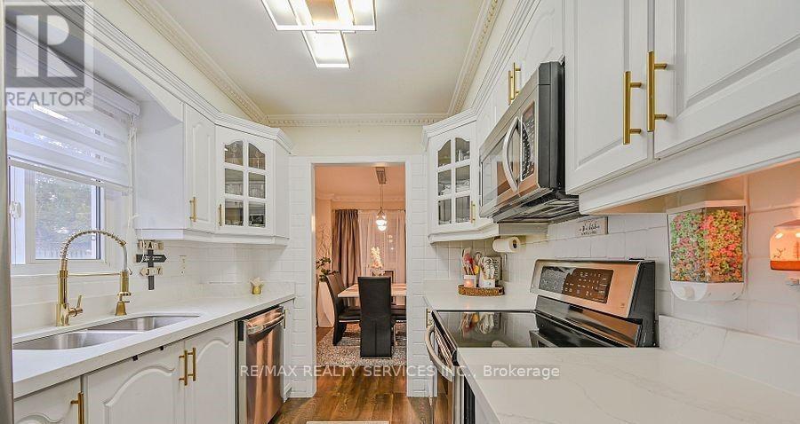 32 Shenstone Avenue, Brampton, Ontario  L6Z 2Y8 - Photo 9 - W12522076