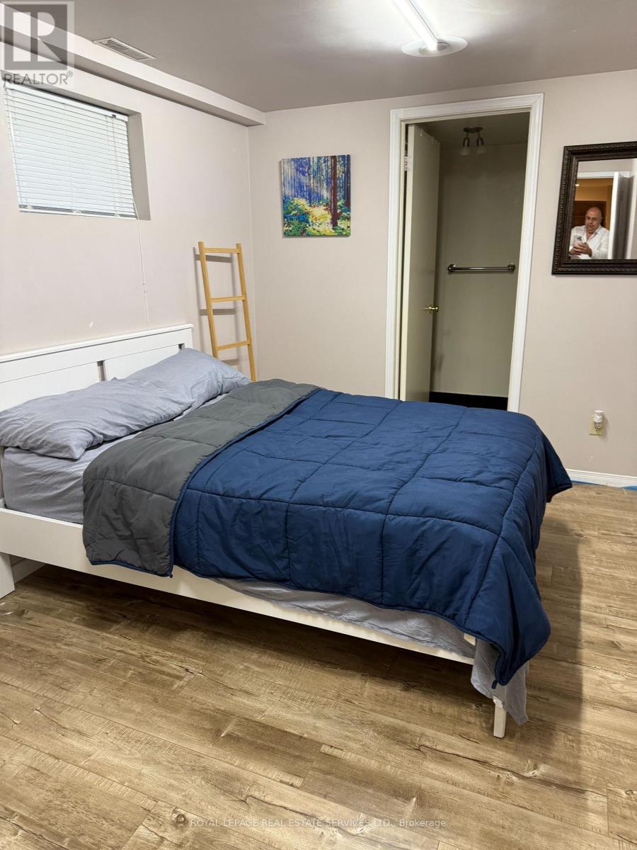 2402 Belyea Street, Oakville, Ontario  L6L 1P1 - Photo 7 - W12522100