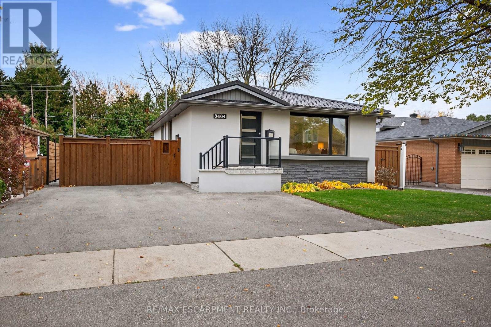 3464 Rexway Drive, Burlington, Ontario  L7N 2L6 - Photo 2 - W12522124