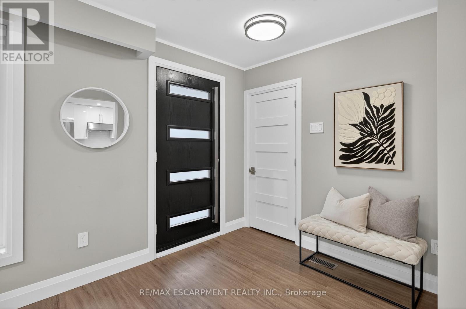 3464 Rexway Drive, Burlington, Ontario  L7N 2L6 - Photo 3 - W12522124