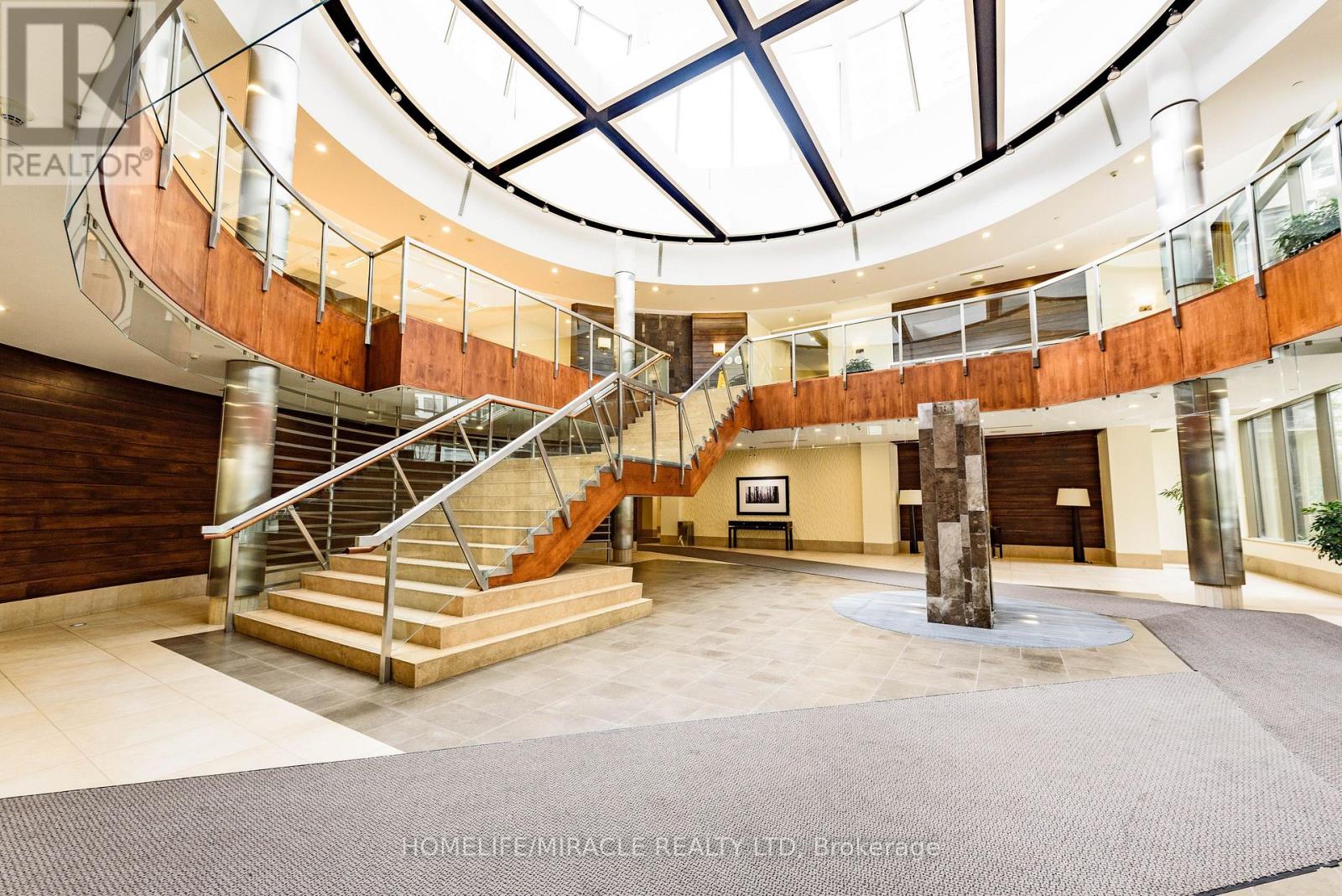 1922 - 3888 Duke Of York Boulevard, Mississauga, Ontario  L5B 4P5 - Photo 2 - W12522158