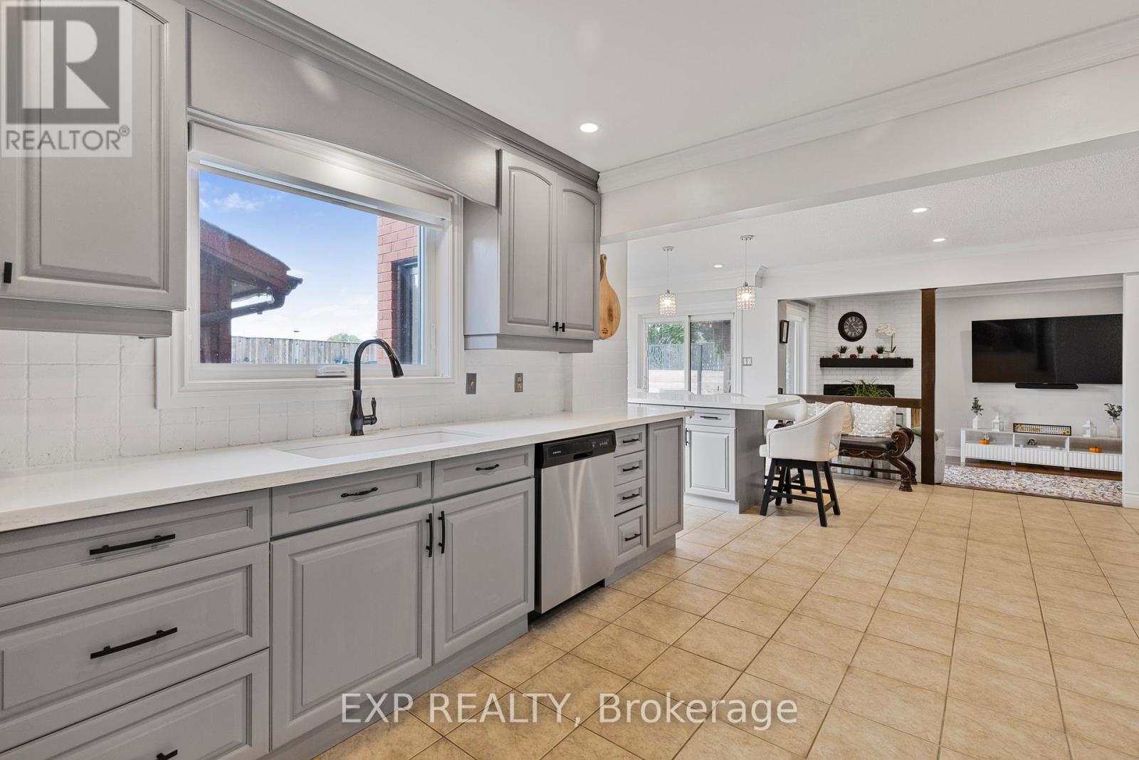 10 Vega Crescent, Hamilton, Ontario  L8E 4S7 - Photo 11 - X12522086