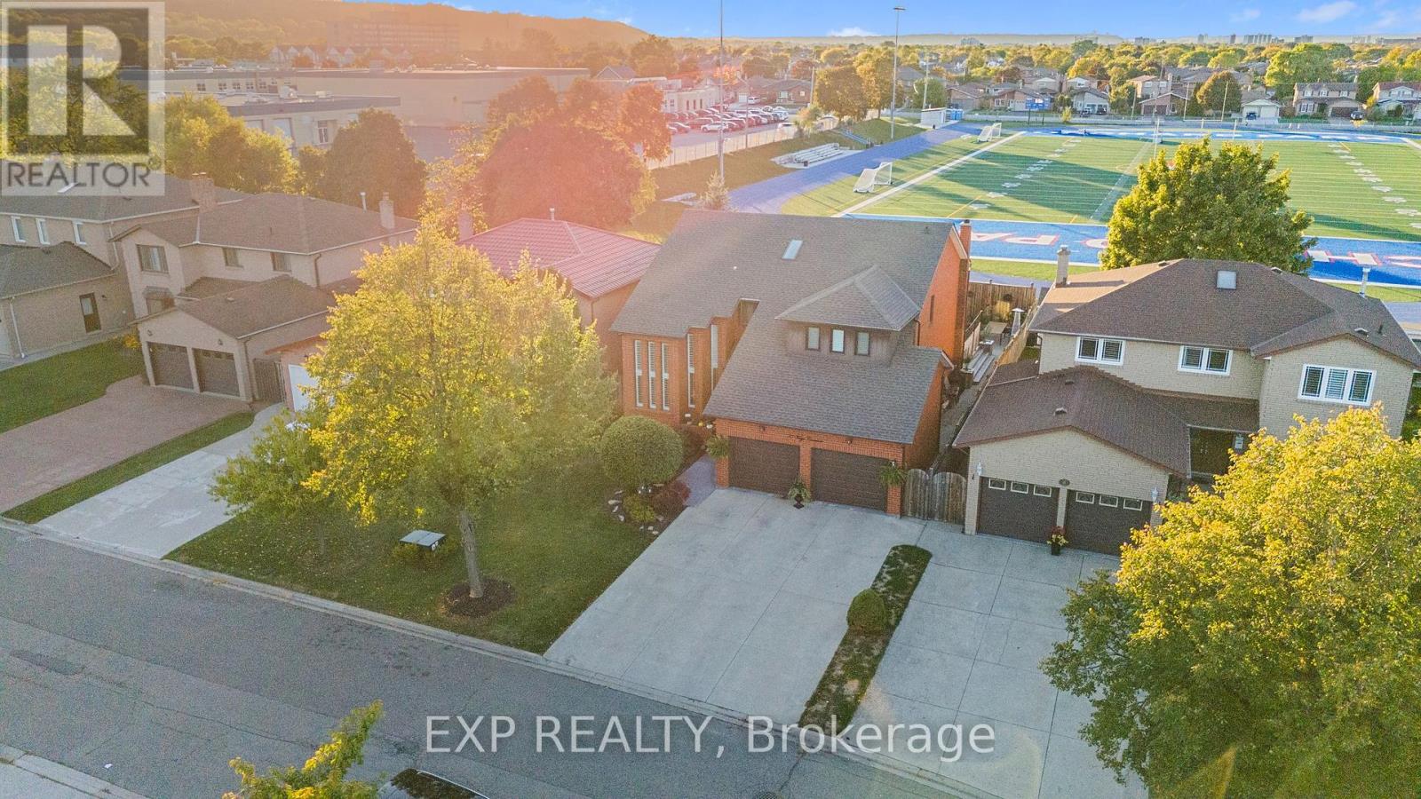 10 Vega Crescent, Hamilton, Ontario  L8E 4S7 - Photo 2 - X12522086