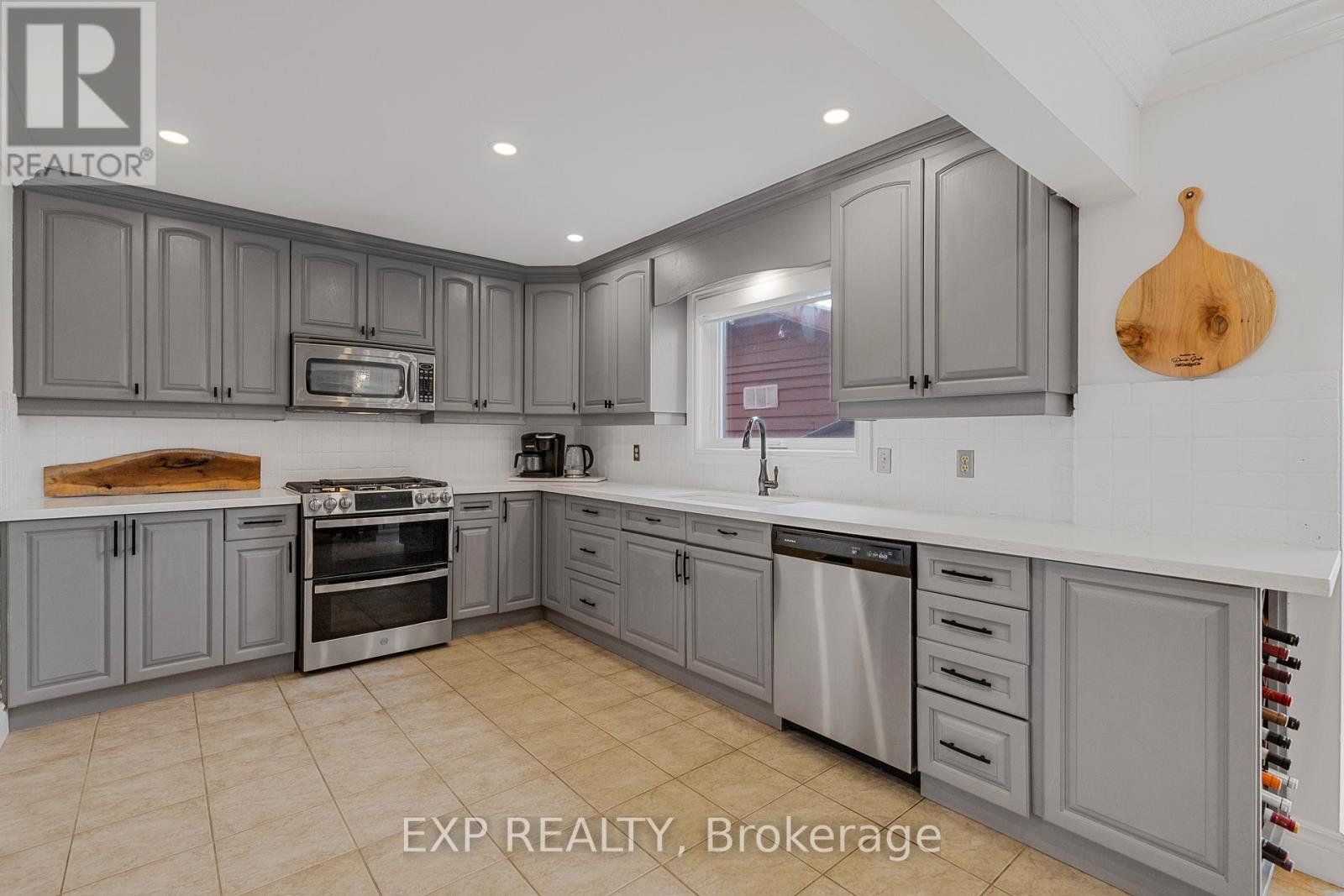 10 Vega Crescent, Hamilton, Ontario  L8E 4S7 - Photo 9 - X12522086