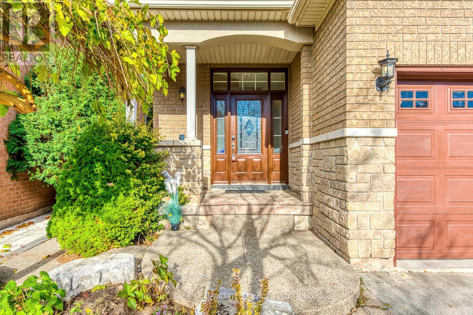 2457 Hilda Drive, Oakville, Ontario L6H 7N5 - Photo 2 - W12520654