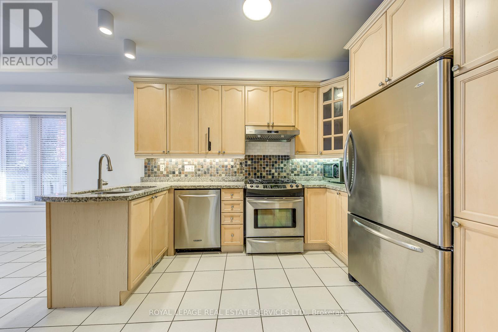 2457 Hilda Drive, Oakville, Ontario L6H 7N5 - Photo 4 - W12520654