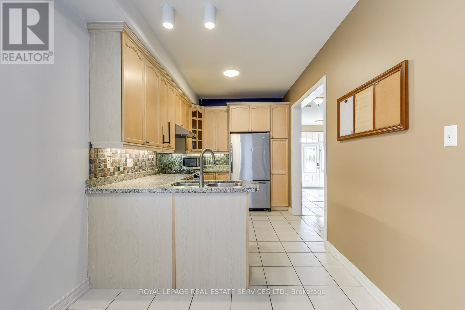 2457 Hilda Drive, Oakville, Ontario L6H 7N5 - Photo 8 - W12520654