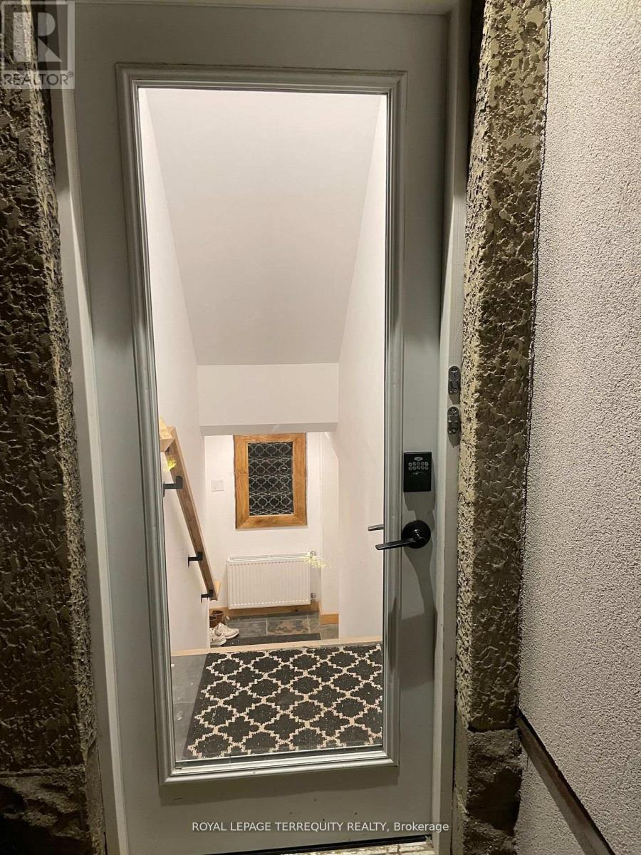 Lower - 69 Hillcrest Drive, Toronto, Ontario  M6G 2E5 - Photo 4 - C12522280