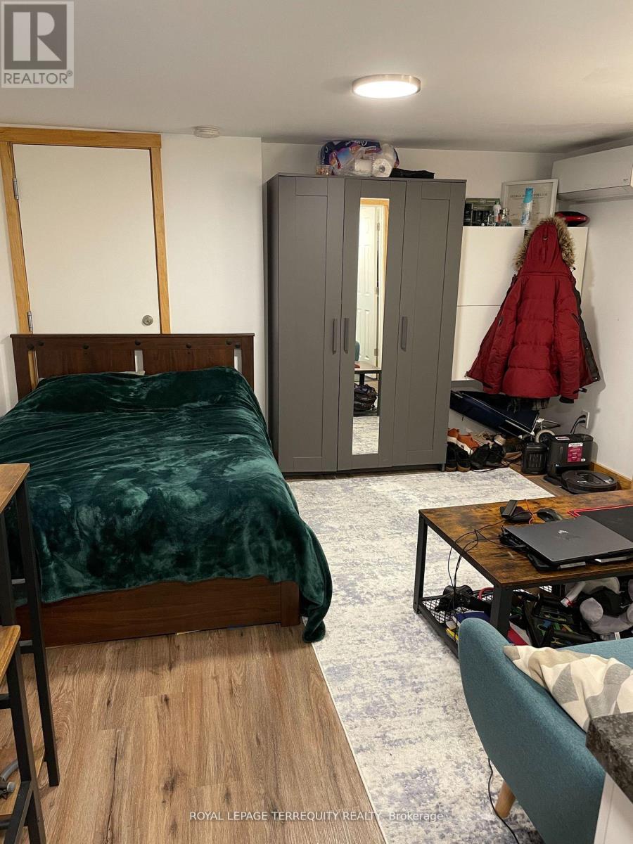 Lower - 69 Hillcrest Drive, Toronto, Ontario  M6G 2E5 - Photo 7 - C12522280