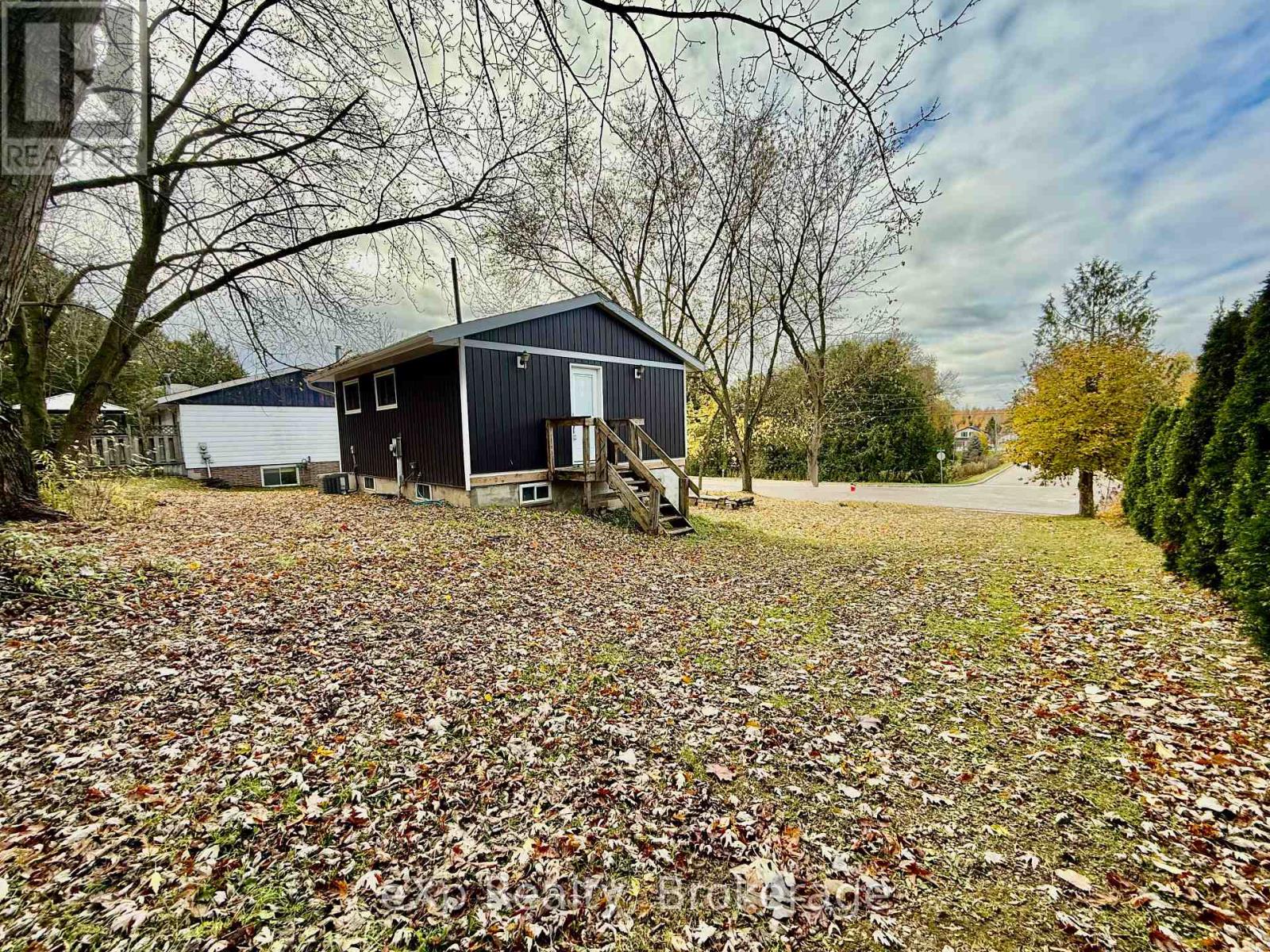 890 8th Avenue N, Hanover, Ontario N4N 3R7 - Photo 2 - X12522466