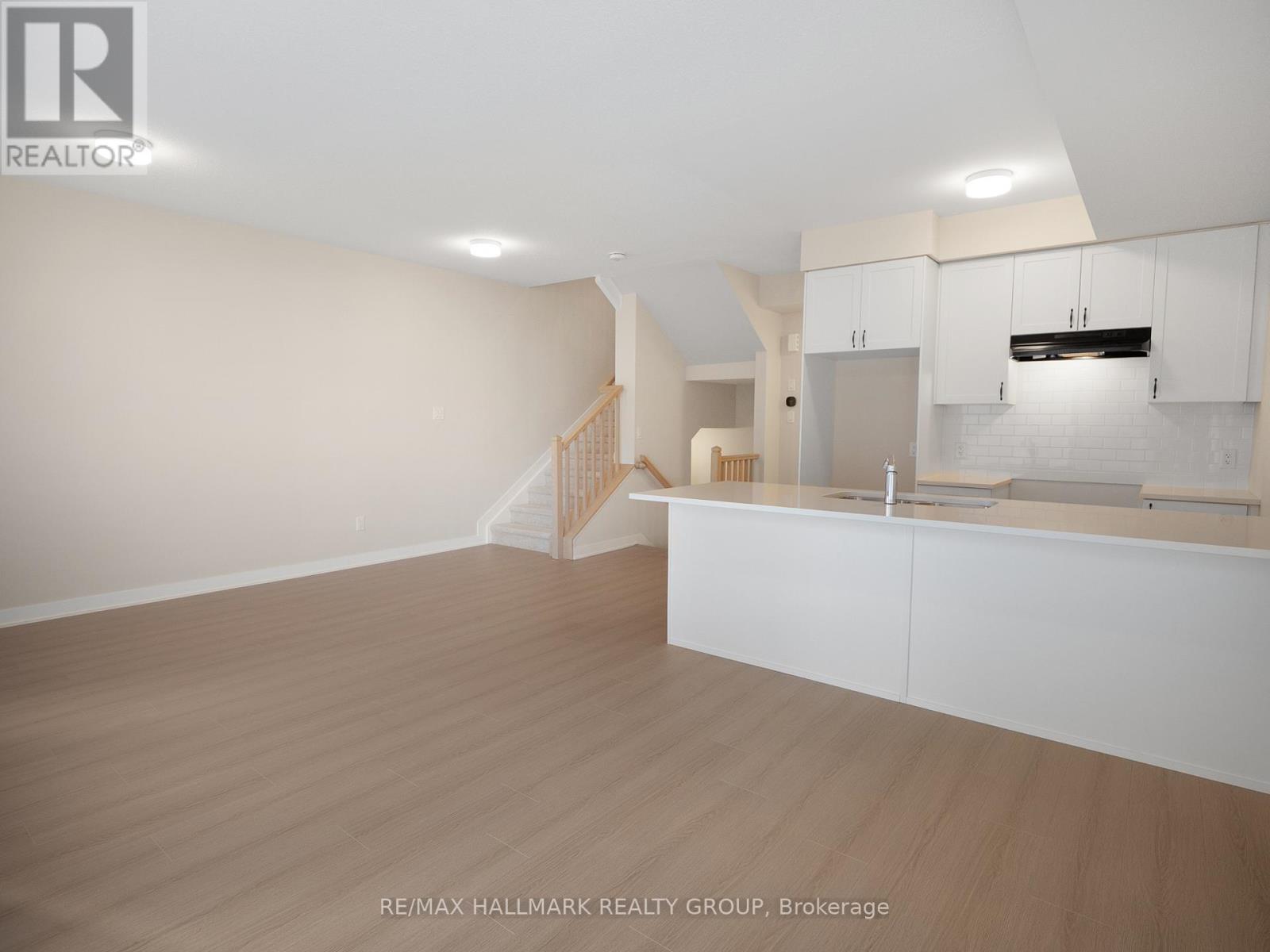 420 Mishi Private, Ottawa, Ontario  K1K 0P2 - Photo 3 - X12522430