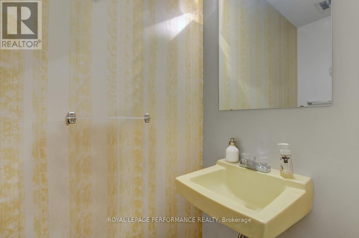 7 Carmichael Court, Ottawa, Ontario  K2K 1K1 - Photo 11 - X12522476