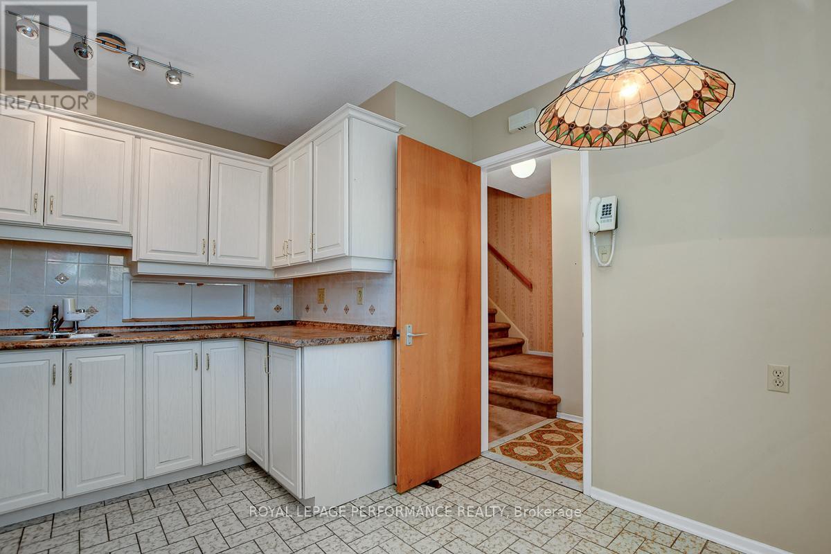 7 Carmichael Court, Ottawa, Ontario  K2K 1K1 - Photo 3 - X12522476
