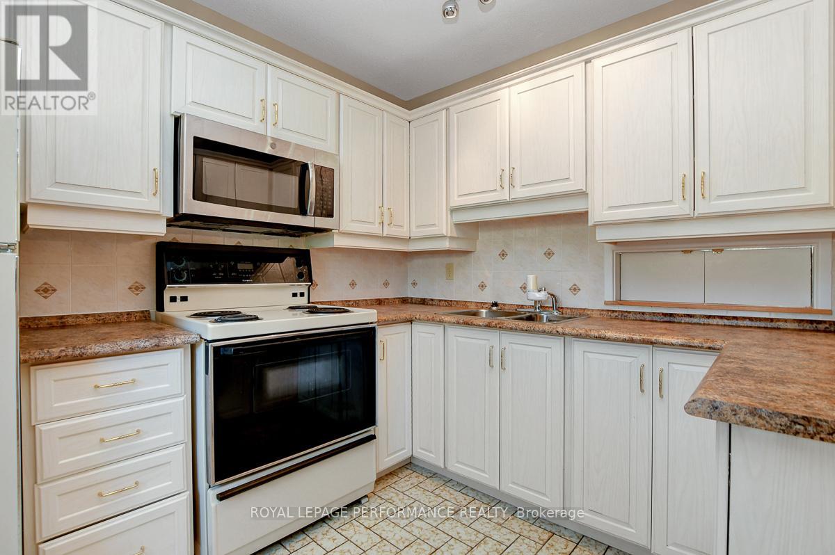 7 Carmichael Court, Ottawa, Ontario  K2K 1K1 - Photo 4 - X12522476