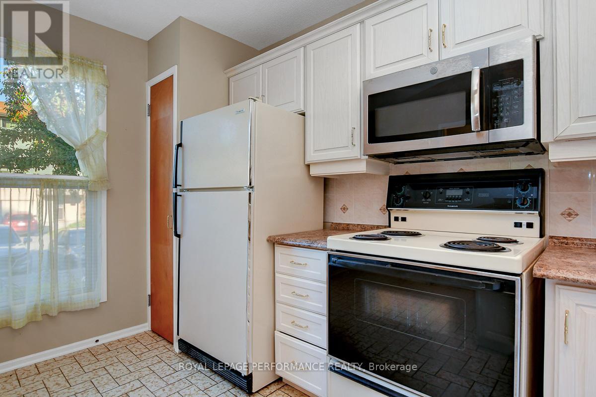 7 Carmichael Court, Ottawa, Ontario  K2K 1K1 - Photo 5 - X12522476