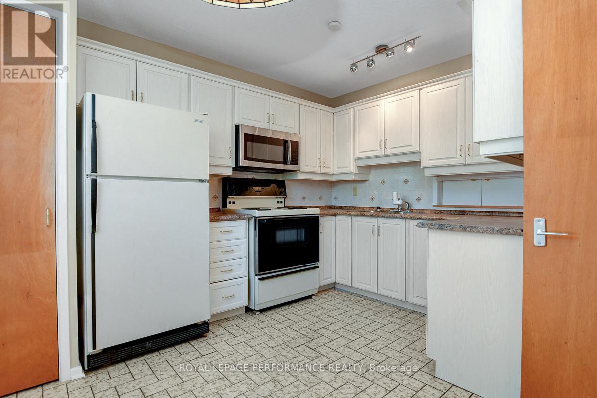 7 Carmichael Court, Ottawa, Ontario  K2K 1K1 - Photo 6 - X12522476