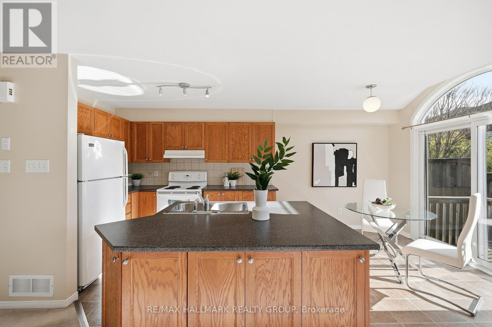 204 Greenridge Street, Ottawa, Ontario  K1C 7R3 - Photo 12 - X12522574