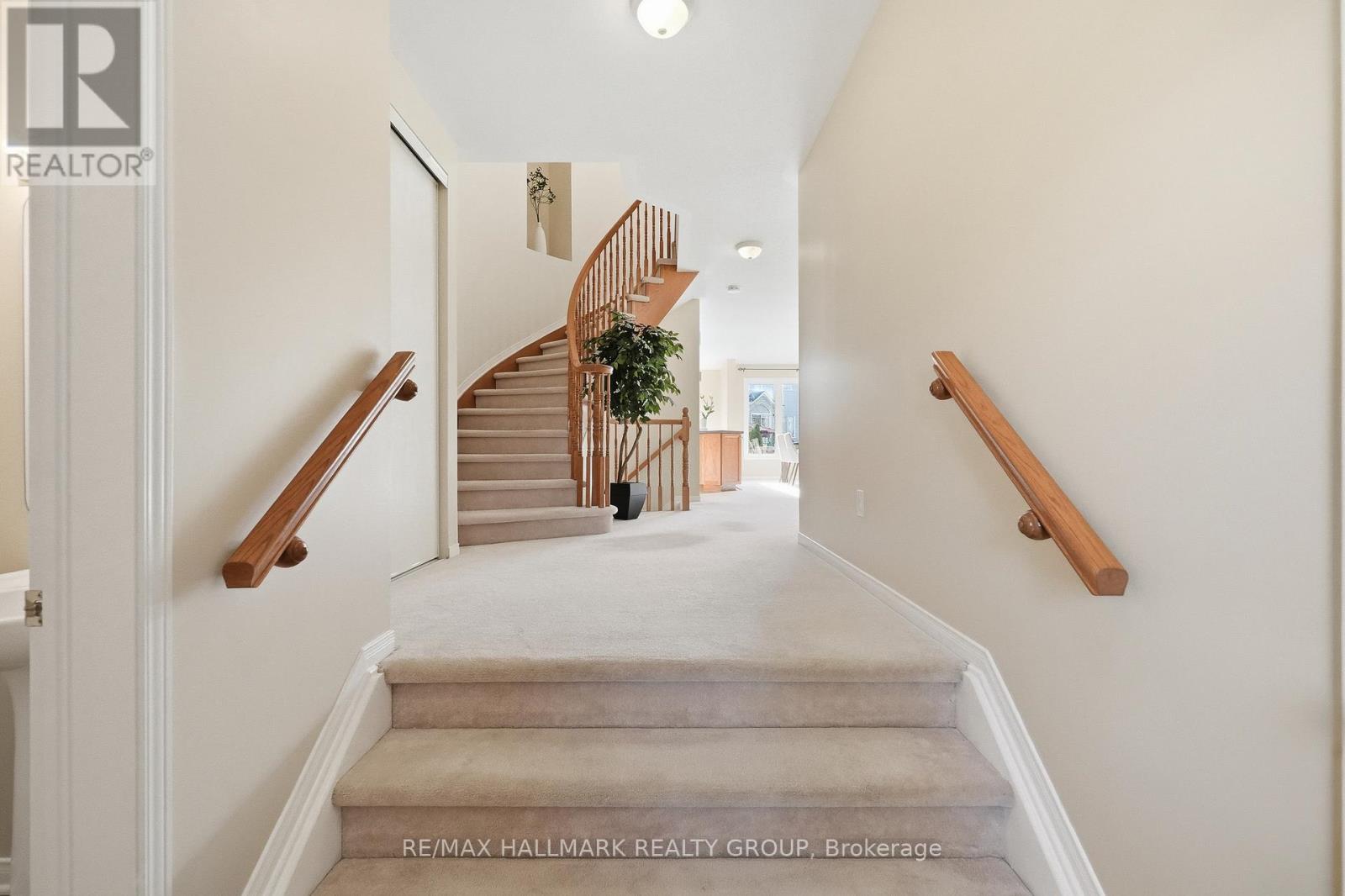 204 Greenridge Street, Ottawa, Ontario  K1C 7R3 - Photo 3 - X12522574