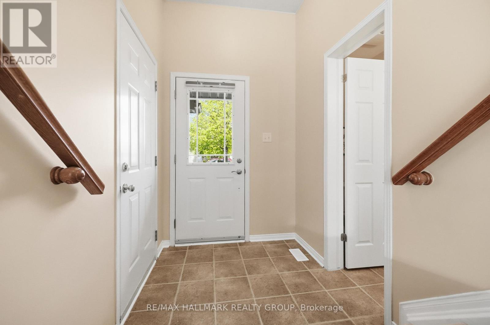 204 Greenridge Street, Ottawa, Ontario  K1C 7R3 - Photo 4 - X12522574