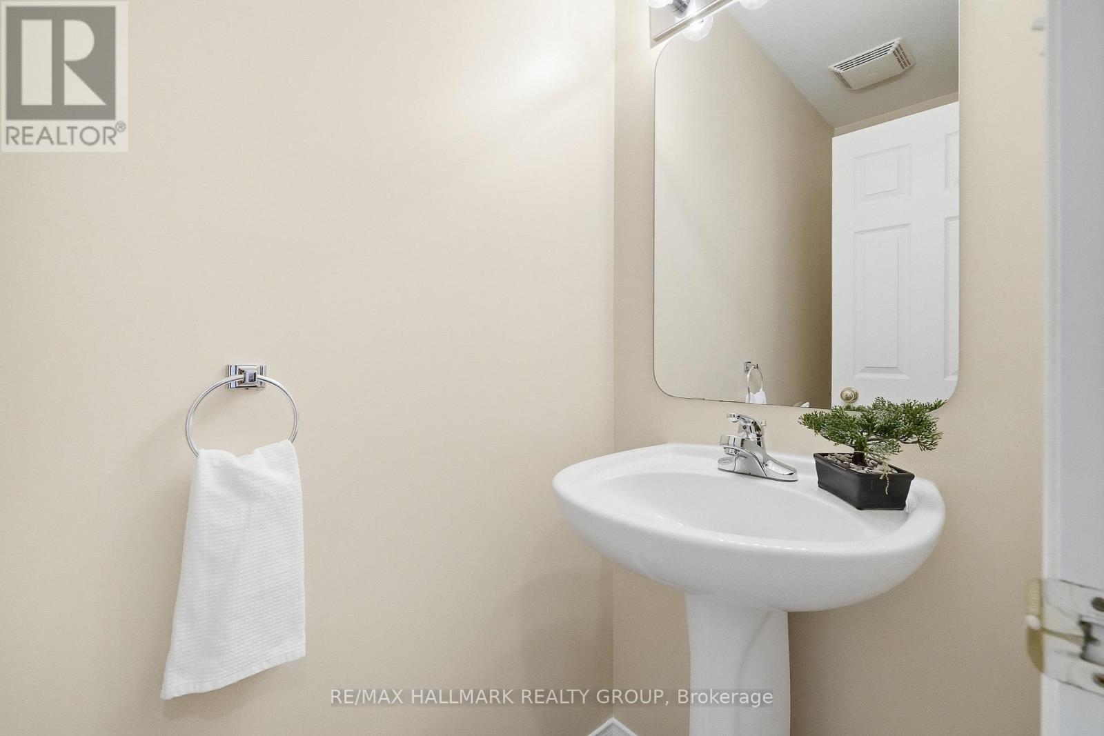 204 Greenridge Street, Ottawa, Ontario  K1C 7R3 - Photo 5 - X12522574