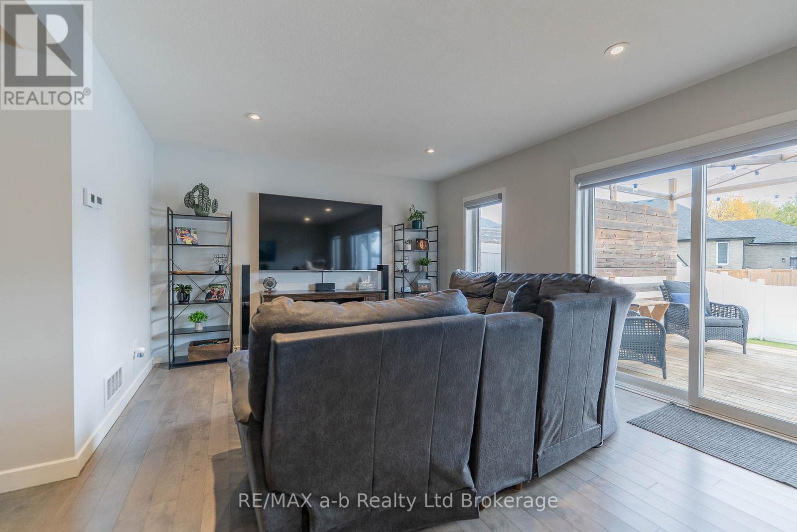 109 Denrich Avenue, Tillsonburg, Ontario  N4G 0H1 - Photo 11 - X12522410