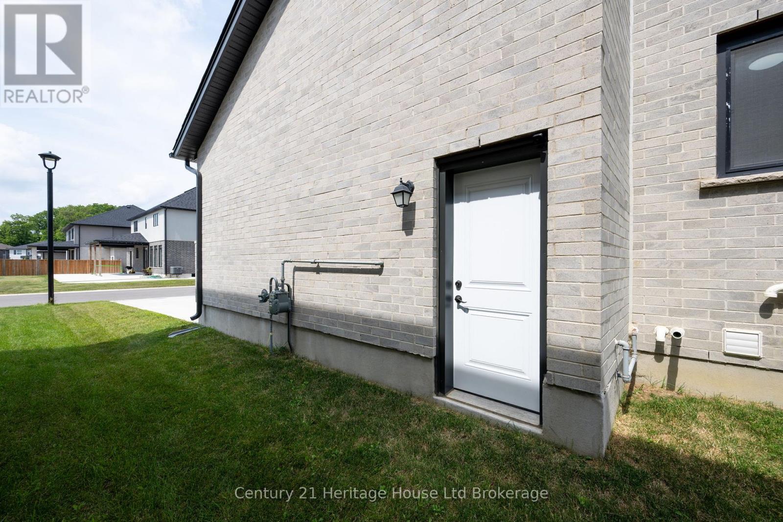 2363 Bakervilla Street, London South, Ontario  N6P 0H4 - Photo 31 - X12522442