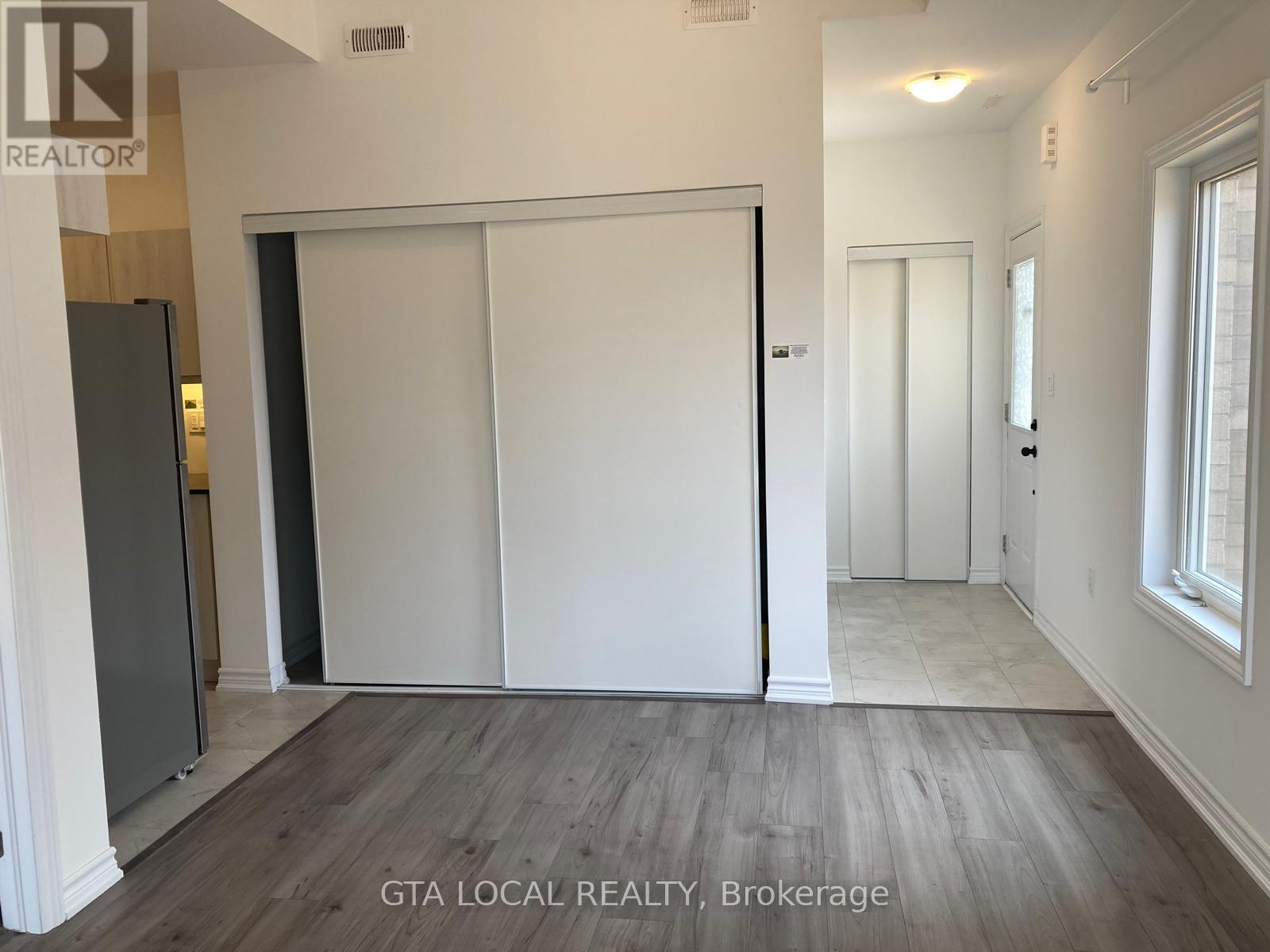 31 Pumpkin Corner Crescent, Barrie, Ontario  L9J 0C2 - Photo 3 - S12522330