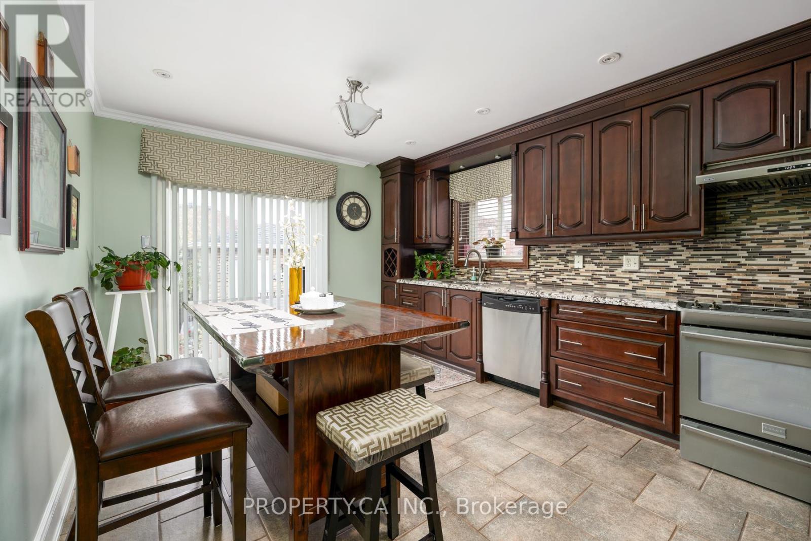 12 Suncrest Drive, Brampton, Ontario  L6X 4L6 - Photo 13 - W12522200