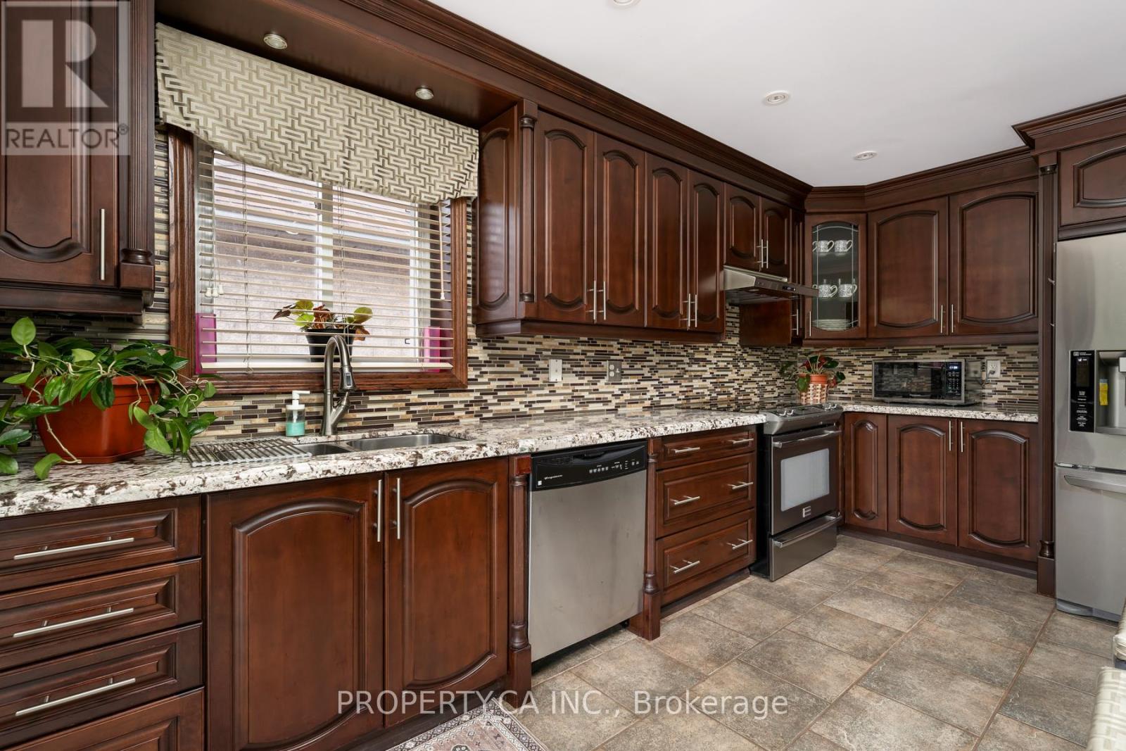 12 Suncrest Drive, Brampton, Ontario  L6X 4L6 - Photo 17 - W12522200